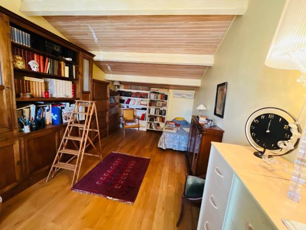 Grande maison familiale avec jardin et dépendances