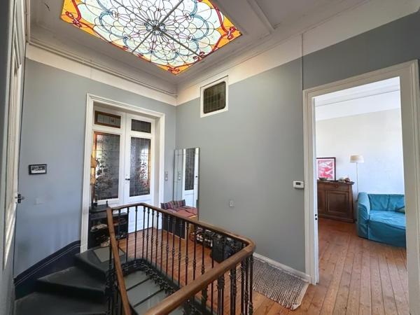 Tout un étage dans un immeuble en pierre