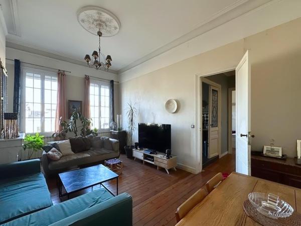 Tout un étage dans un immeuble en pierre