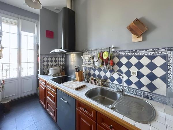 Tout un étage dans un immeuble en pierre