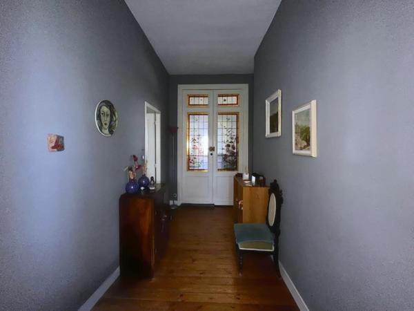 Tout un étage dans un immeuble en pierre