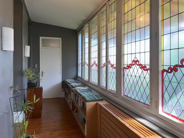 Tout un étage dans un immeuble en pierre