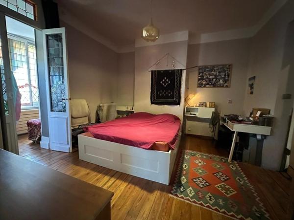 Tout un étage dans un immeuble en pierre