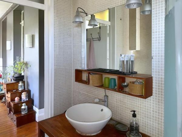 Tout un étage dans un immeuble en pierre