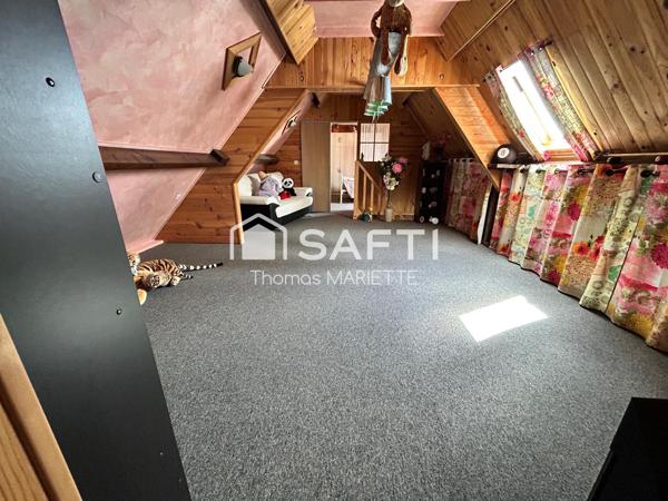 Maison, style Longère en pierre, avec terrain tout autour et une dépendance idéale pour gîte