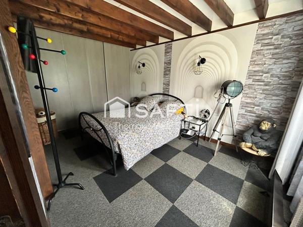 Maison, style Longère en pierre, avec terrain tout autour et une dépendance idéale pour gîte