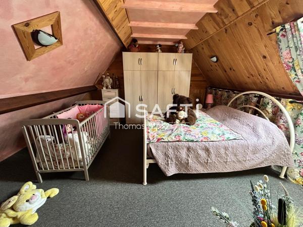 Maison, style Longère en pierre, avec terrain tout autour et une dépendance idéale pour gîte