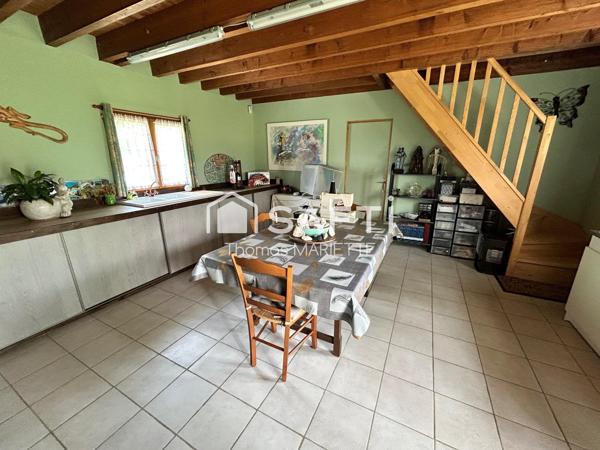 Maison, style Longère en pierre, avec terrain tout autour et une dépendance idéale pour gîte