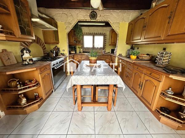 Maison, style Longère en pierre, avec terrain tout autour et une dépendance idéale pour gîte