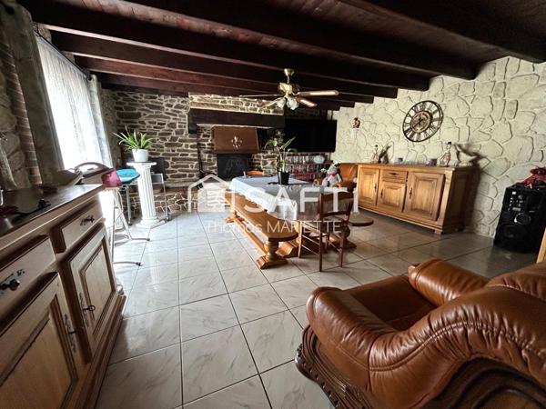 Maison, style Longère en pierre, avec terrain tout autour et une dépendance idéale pour gîte