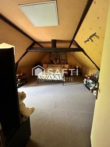 Maison, style Longère en pierre, avec terrain tout autour et une dépendance idéale pour gîte