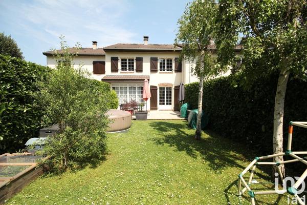 Maison 5 pièces de 107 m² à Les Clayes-sous-Bois (78340)