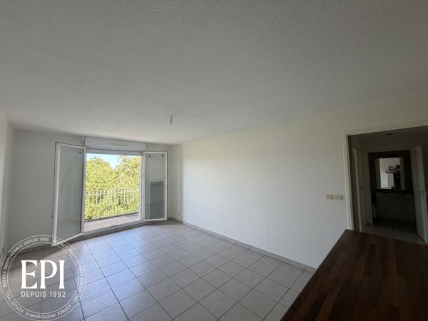 CARCASSONNE – T3 lumineux avec balcon, vue dégagée et 2 parkings