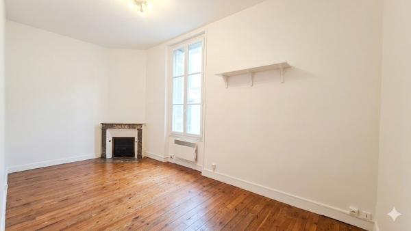 Appartement T1/2 Dans Immeuble Pierre Fort Potentiel