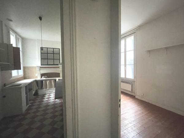 Appartement T1/2 Dans Immeuble Pierre Fort Potentiel
