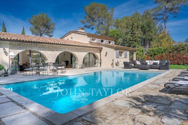 Élégante villa de caractère à l’Étang de Mougins