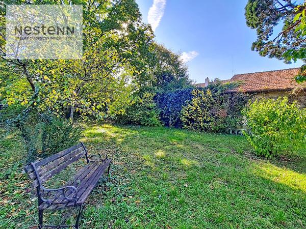 Maison bourgeoise - 5 chambres - garage - jardin 700m² - parquets et cheminée - lumineuse