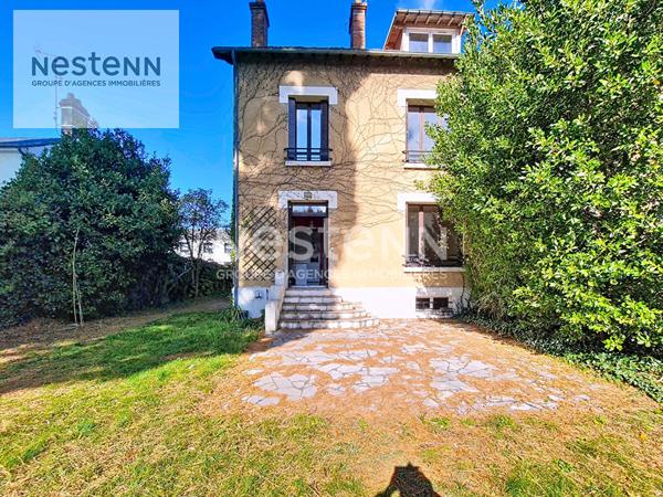 Maison bourgeoise - 5 chambres - garage - jardin 700m² - parquets et cheminée - lumineuse