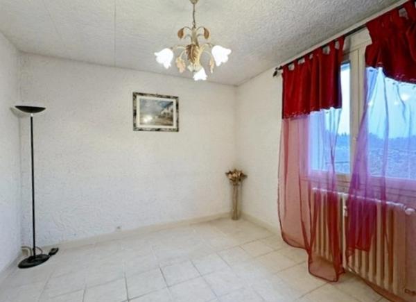 Dpt Saône et Loire (71), à vendre LA CLAYETTE appartement T4 - 63 m² - 2 ch - garage, cave, grenier