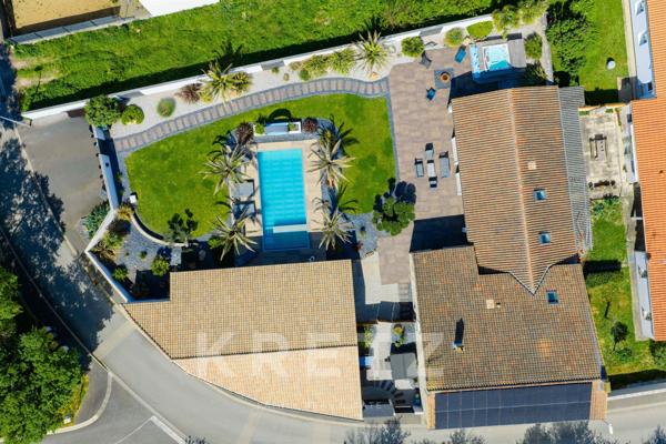 Corps de ferme devenu villa contemporaine