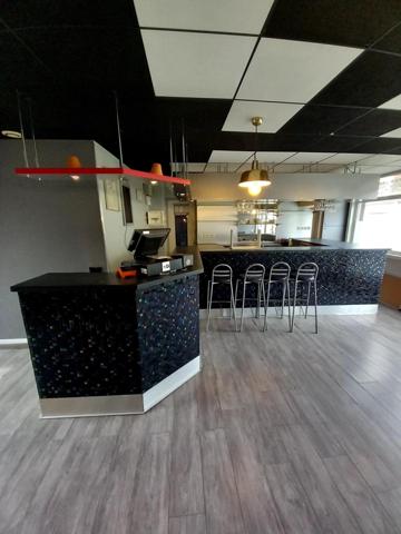 Immeuble de caractère construit en 1948 sur un terrain de 905 m² disposant d'un appartement au 1er étage.