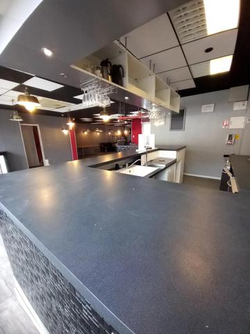 Immeuble de caractère construit en 1948 sur un terrain de 905 m² disposant d'un appartement au 1er étage.