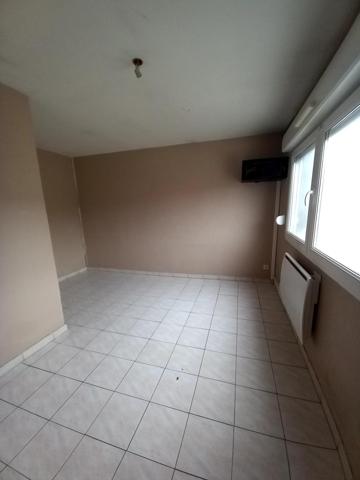 Immeuble de caractère construit en 1948 sur un terrain de 905 m² disposant d'un appartement au 1er étage.