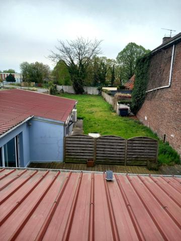 Immeuble de caractère construit en 1948 sur un terrain de 905 m² disposant d'un appartement au 1er étage.