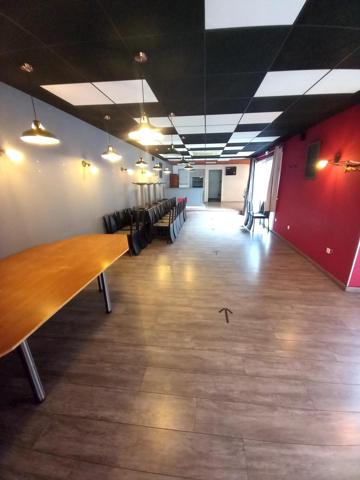 Immeuble de caractère construit en 1948 sur un terrain de 905 m² disposant d'un appartement au 1er étage.