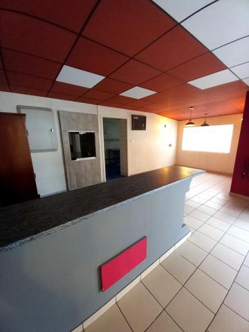 Immeuble de caractère construit en 1948 sur un terrain de 905 m² disposant d'un appartement au 1er étage.