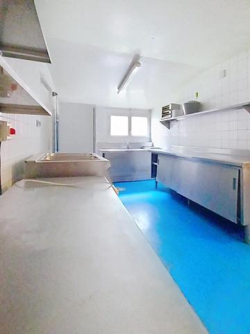 Immeuble de caractère construit en 1948 sur un terrain de 905 m² disposant d'un appartement au 1er étage.