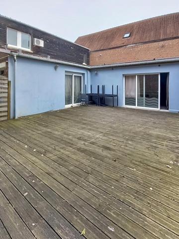 Immeuble de caractère construit en 1948 sur un terrain de 905 m² disposant d'un appartement au 1er étage.