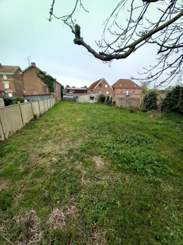 Immeuble de caractère construit en 1948 sur un terrain de 905 m² disposant d'un appartement au 1er étage.
