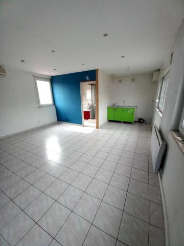 Immeuble de caractère construit en 1948 sur un terrain de 905 m² disposant d'un appartement au 1er étage.