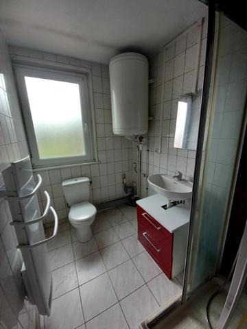 Immeuble de caractère construit en 1948 sur un terrain de 905 m² disposant d'un appartement au 1er étage.