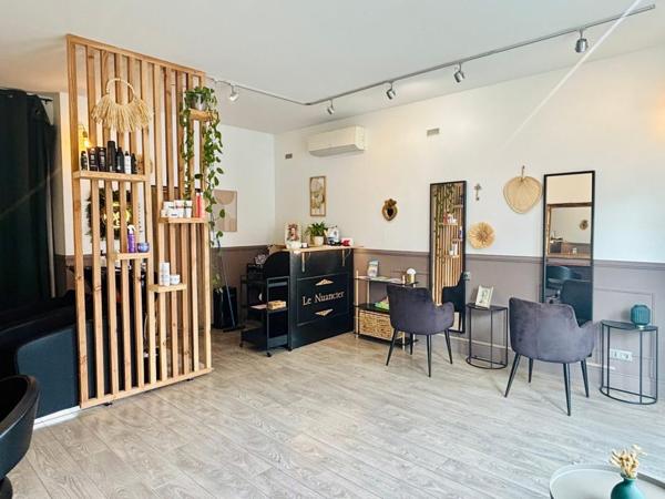 Salon visible, équipé, clientèle fidèle