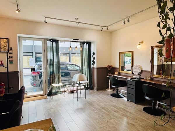 Salon visible, équipé, clientèle fidèle