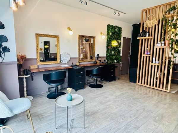 Salon visible, équipé, clientèle fidèle