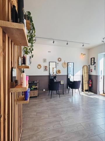 Salon visible, équipé, clientèle fidèle