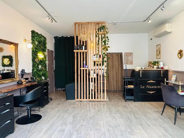 Salon visible, équipé, clientèle fidèle