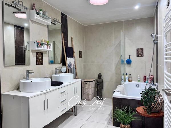 Marignane, Quartier Les Beugons: Maison T4 de 97 m2, de plain-pied et exposée Sud, avec jardin, piscine et un garage de 16 m2.