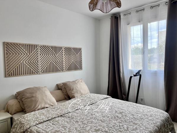 Marignane, Quartier Les Beugons: Maison T4 de 97 m2, de plain-pied et exposée Sud, avec jardin, piscine et un garage de 16 m2.