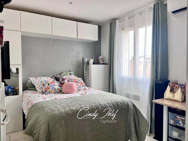 Marignane, Quartier Les Beugons: Maison T4 de 97 m2, de plain-pied et exposée Sud, avec jardin, piscine et un garage de 16 m2.