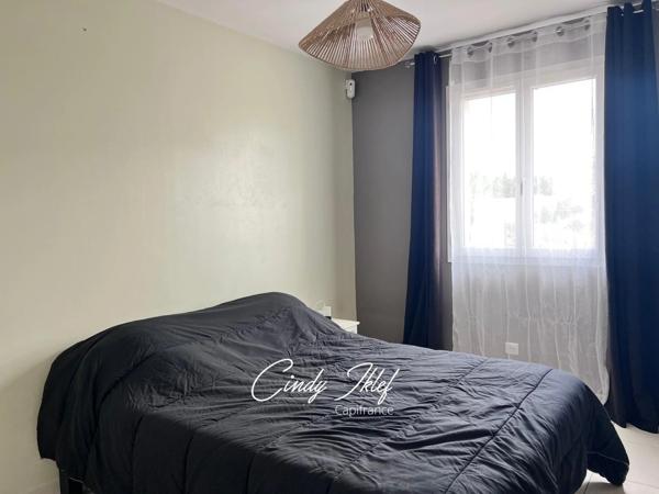 Marignane, Quartier Les Beugons: Maison T4 de 97 m2, de plain-pied et exposée Sud, avec jardin, piscine et un garage de 16 m2.