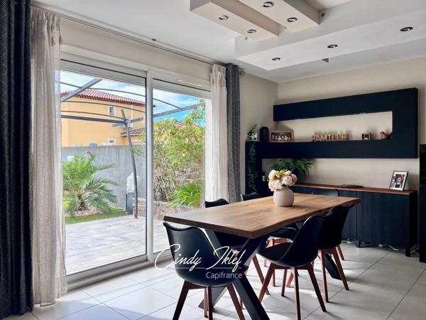 Marignane, Quartier Les Beugons: Maison T4 de 97 m2, de plain-pied et exposée Sud, avec jardin, piscine et un garage de 16 m2.