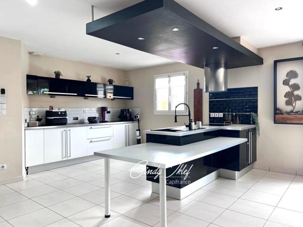 Marignane, Quartier Les Beugons: Maison T4 de 97 m2, de plain-pied et exposée Sud, avec jardin, piscine et un garage de 16 m2.