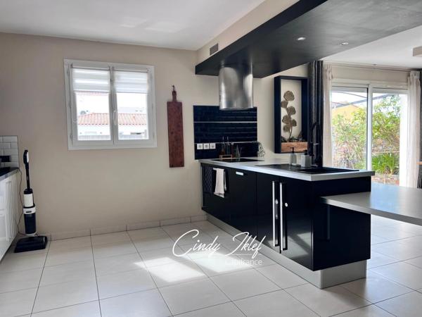 Marignane, Quartier Les Beugons: Maison T4 de 97 m2, de plain-pied et exposée Sud, avec jardin, piscine et un garage de 16 m2.