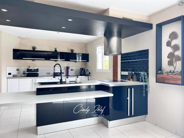 Marignane, Quartier Les Beugons: Maison T4 de 97 m2, de plain-pied et exposée Sud, avec jardin, piscine et un garage de 16 m2.