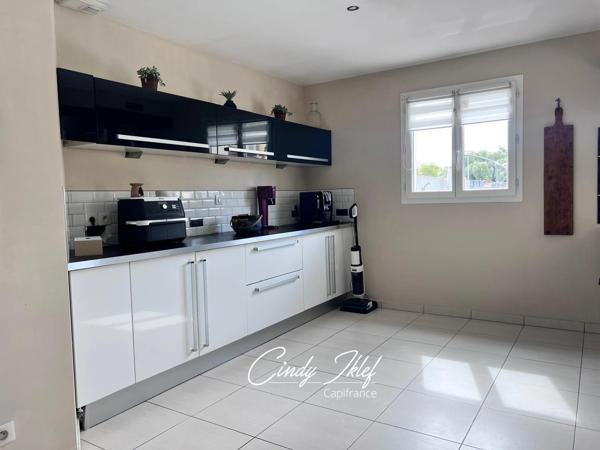 Marignane, Quartier Les Beugons: Maison T4 de 97 m2, de plain-pied et exposée Sud, avec jardin, piscine et un garage de 16 m2.