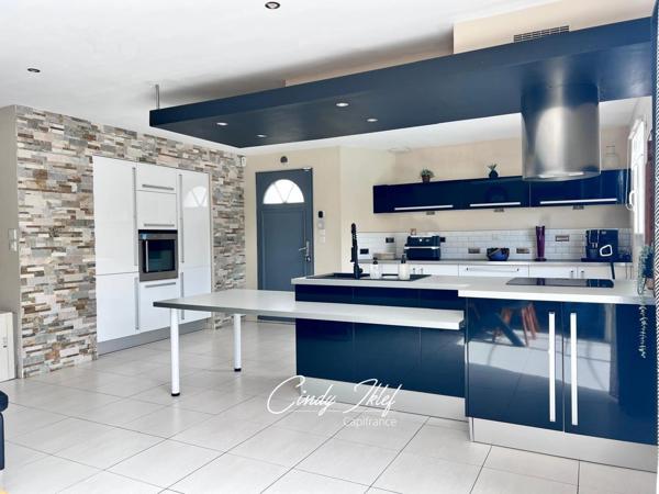 Marignane, Quartier Les Beugons: Maison T4 de 97 m2, de plain-pied et exposée Sud, avec jardin, piscine et un garage de 16 m2.
